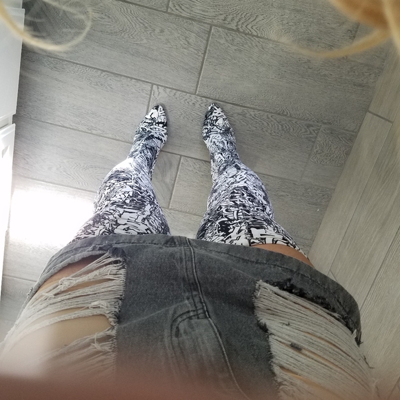 Gravitissima 100 Lycra thigh high black & white boot. - Picture 3 of 11